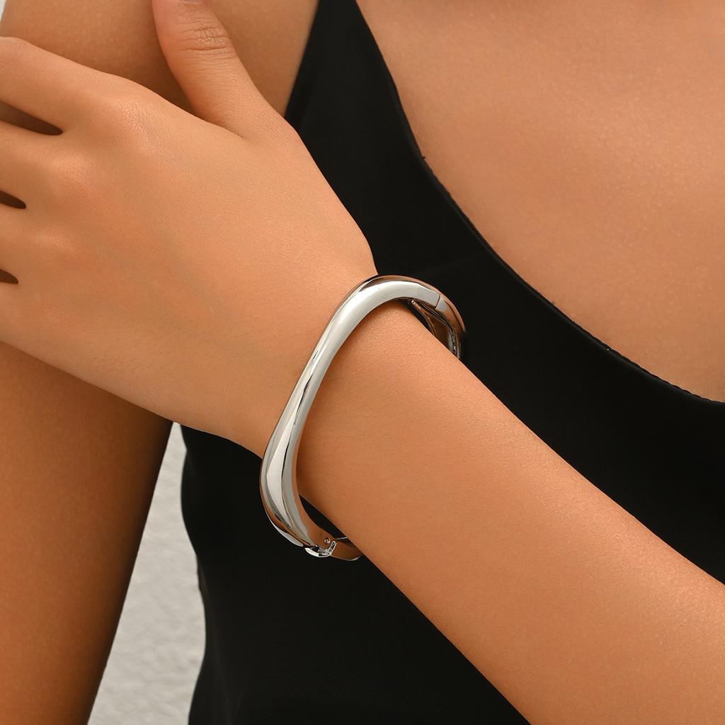 Wind Women's Bracelet Niche Light Luxury Design Geometric 18k Glossy Bracelet Personalized Plain Ring Jewelry Women