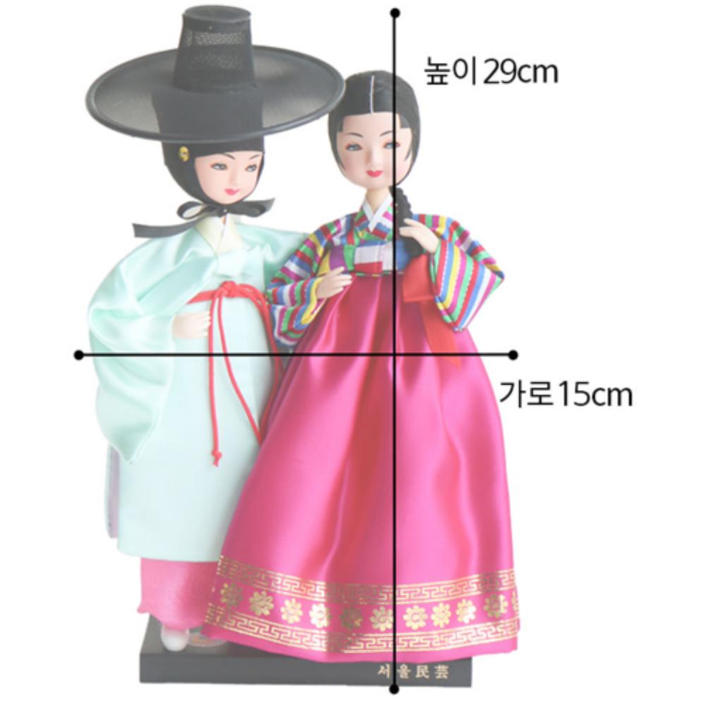 Pár tradičních korejských panenek v hanboku a gatu