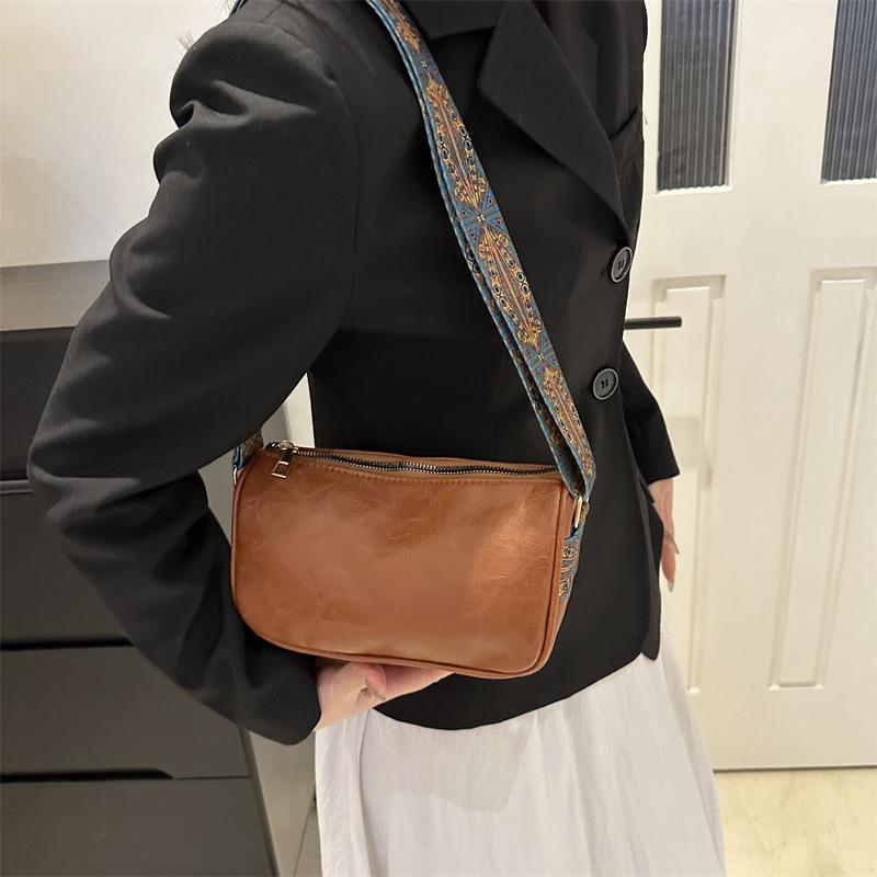 Niche Design Versatile Wide Shoulder Strap Messenger Bag Women's New Retro Fashion Shoulder Pillow Bag