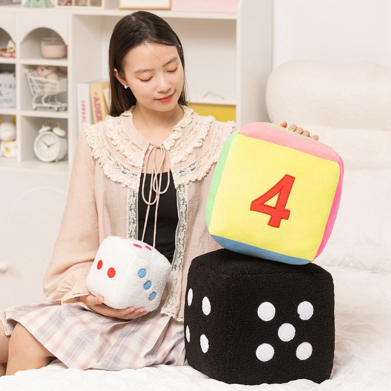 Nuovi Dadi Peluche Creativi di Grandi Dimensioni Giocattoli Ripieni Colorati Dadi Realistici Cuscino Lancio Decorazione Stanza Carina Divertenti Oggetti di Scena per Giochi