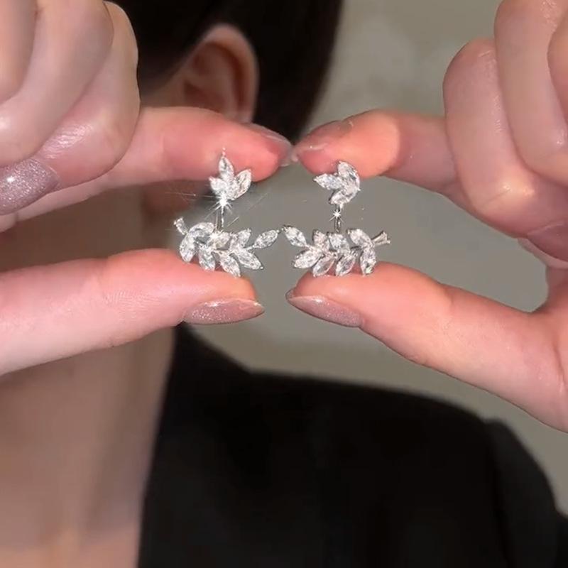 

Элегантные серьги-пусеты с цирконом в виде пшеничного колоска: Серебряные иглы, Универсальный трансформируемый стиль, Изысканный дизайн