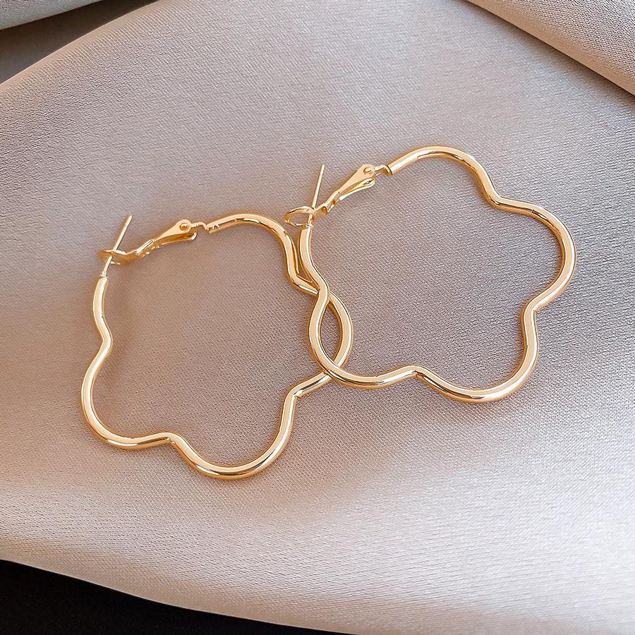 French cold wind simple flower hollow earrings light luxury earrings temperament personalized earrings