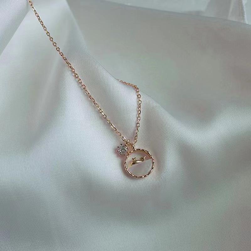 Women s Mother-of-Pearl Whale Necklace - Stylish, High-End Clavicle Chain Jewelry золотой