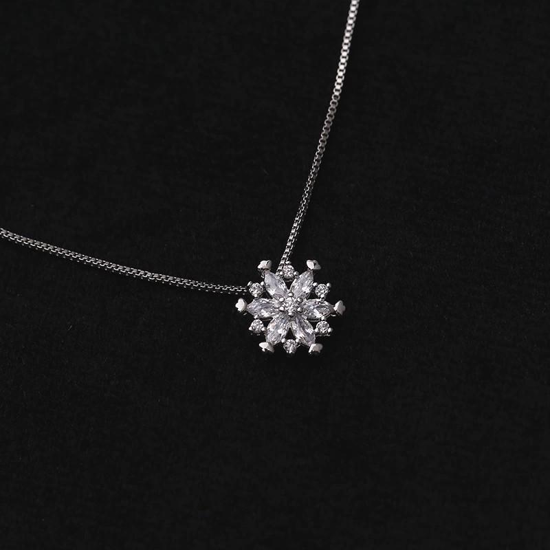 

Elegant Snowflake Diamond Pendant Necklace - Women s Fairy Christmas Clavicle Chain Gift