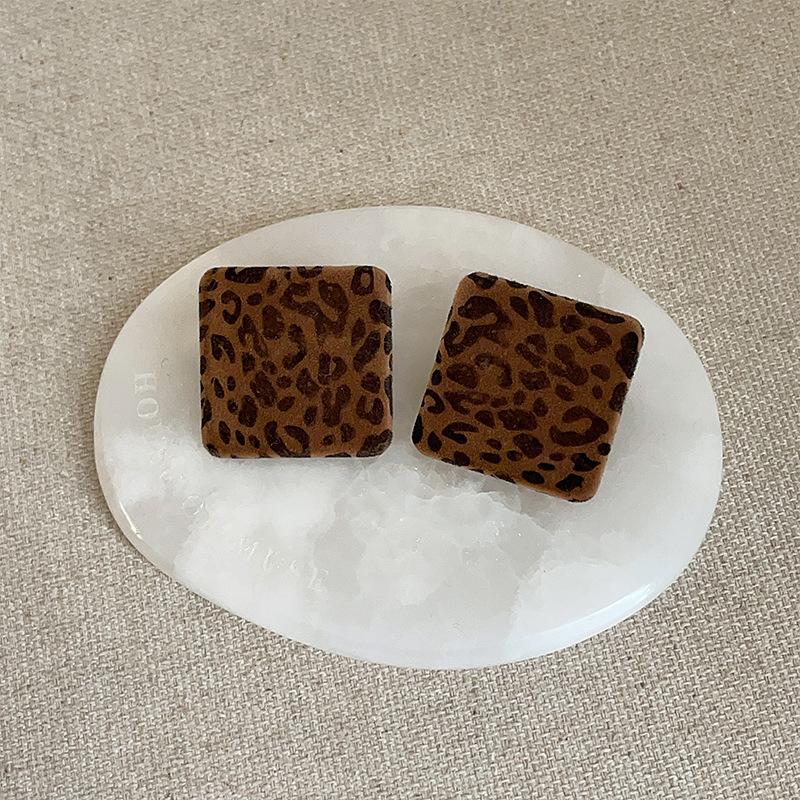 Herbst- und Winteratmosphäre Leopardenmuster Flanell Ohrstecker Damen Leichter Luxus Retro Einfache Persönlichkeit Mode Exquisite Vielseitige Ohrringe