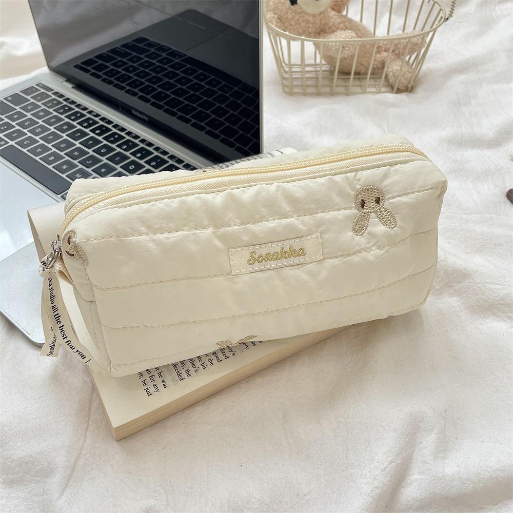 Sac de Rangement Matelassé Lapin Brodé Doux et Mignon - Grande Capacité Sac à Maquillage et Papeterie Étudiante