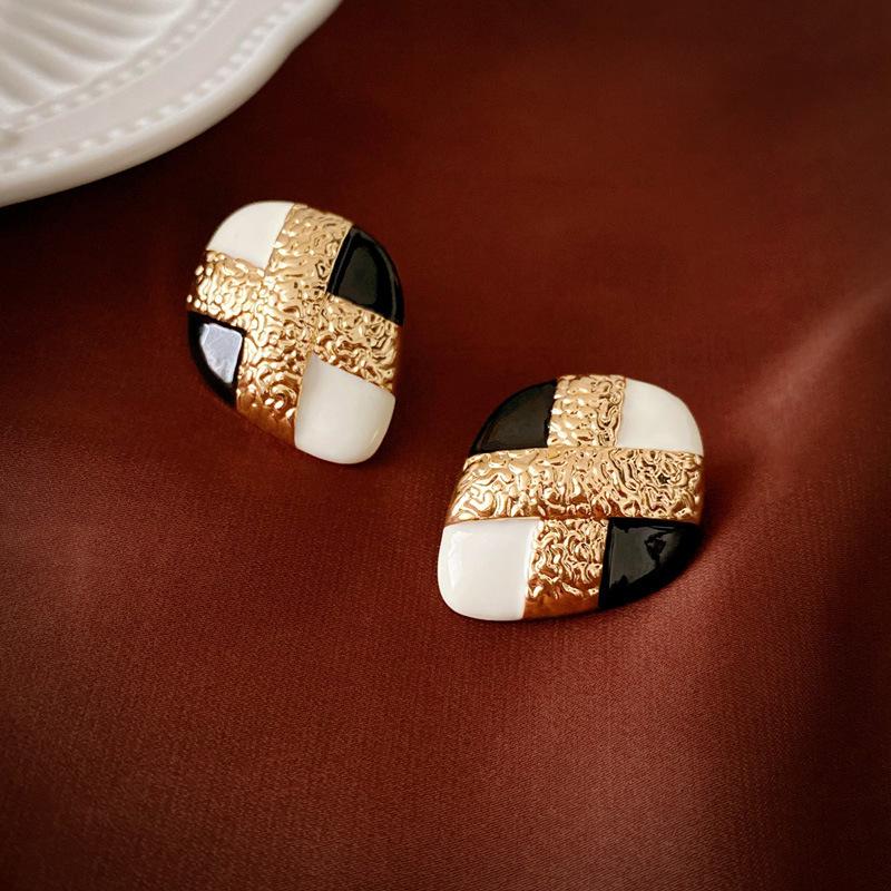 Vintage French-Style Silver Needle Earrings - Women's Elegant Studs with Retro Court Charm