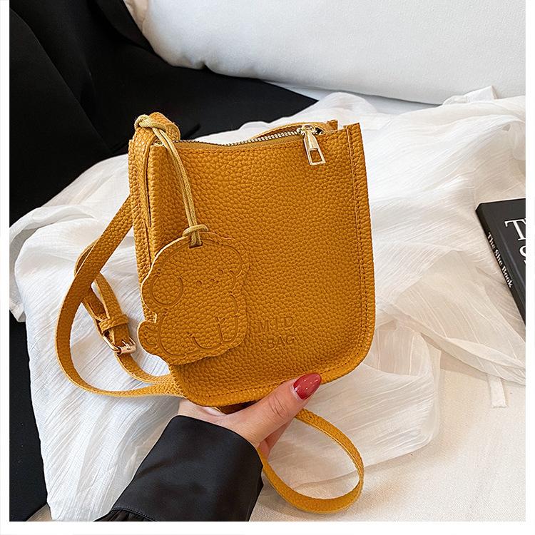 

Корейская версия простой сумки-корзины для овощей женская 2025 весна и лето новая модная универсальная с высоким чувством класса портативная на плечо сумка-мессенджер жёлтый