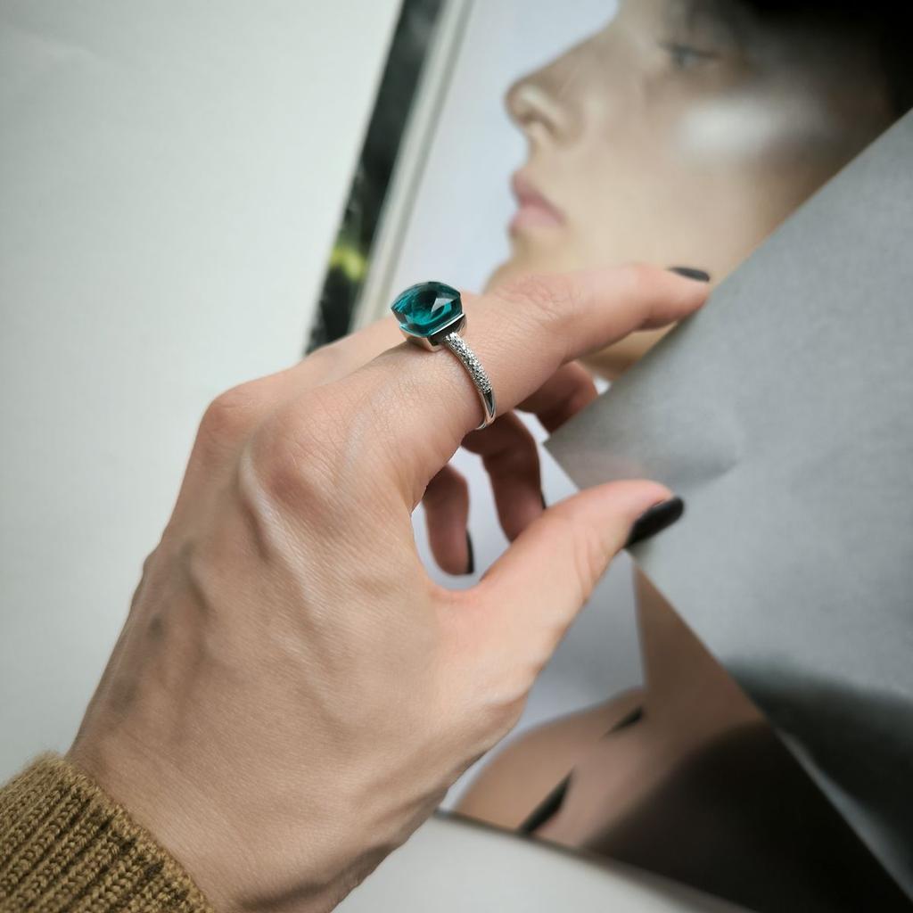 Серебряное кольцо с фианитами, вес изделия 3,62 гр (2177111)