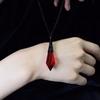 Collana Ciondolo Gotica Rosso Profondo e Nero in Vetro Cristallo con Catena a Croce in Lega per Donna