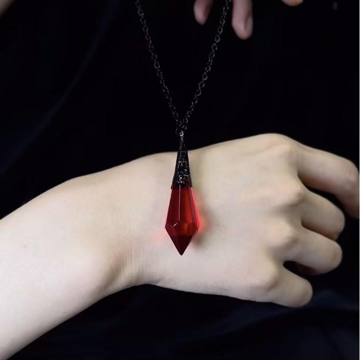 Collana Ciondolo Gotica Rosso Profondo e Nero in Vetro Cristallo con Catena a Croce in Lega per Donna