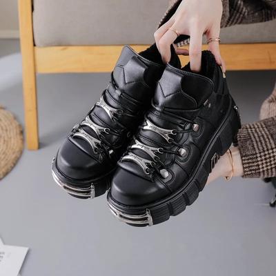Mode 2025 Printemps Nouvelles Chaussures pour Femmes Métal Lourd Semelle Épaisse Hautes Punk Cuir Chaussures Gothiques Sombres Bottes de Moto Tendance