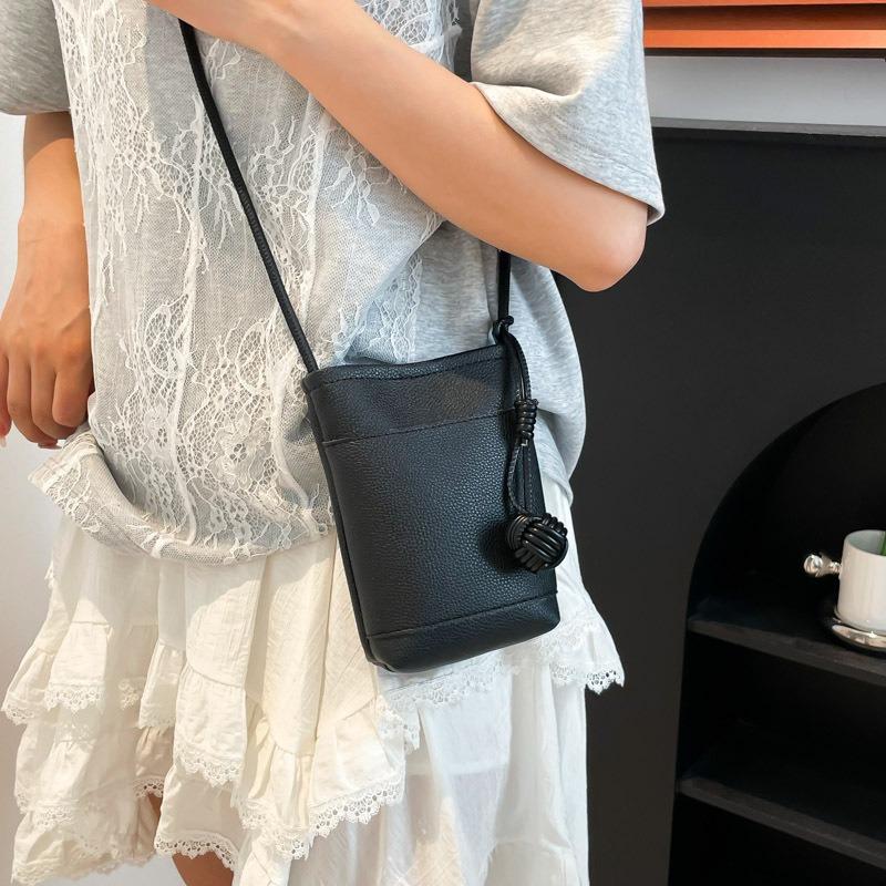 Niche new casual messenger bag vertical mobile phone bag simple and fashionable shoulder bag women's lightweight solid color versatile