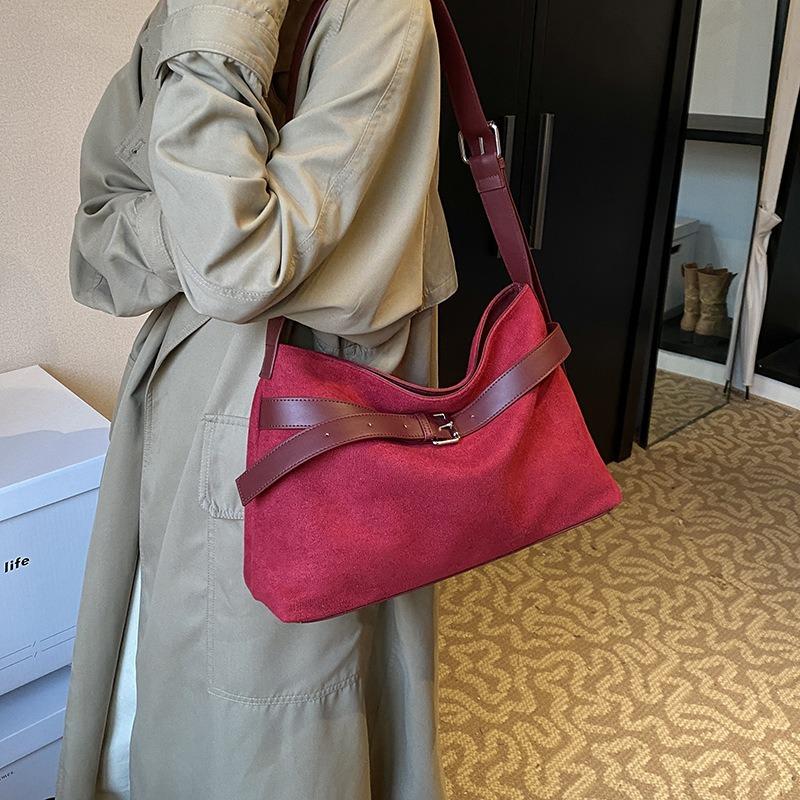 Niche retro premium matte texture single shoulder underarm bag autumn and winter new lazy wind oblique span bag tote bag