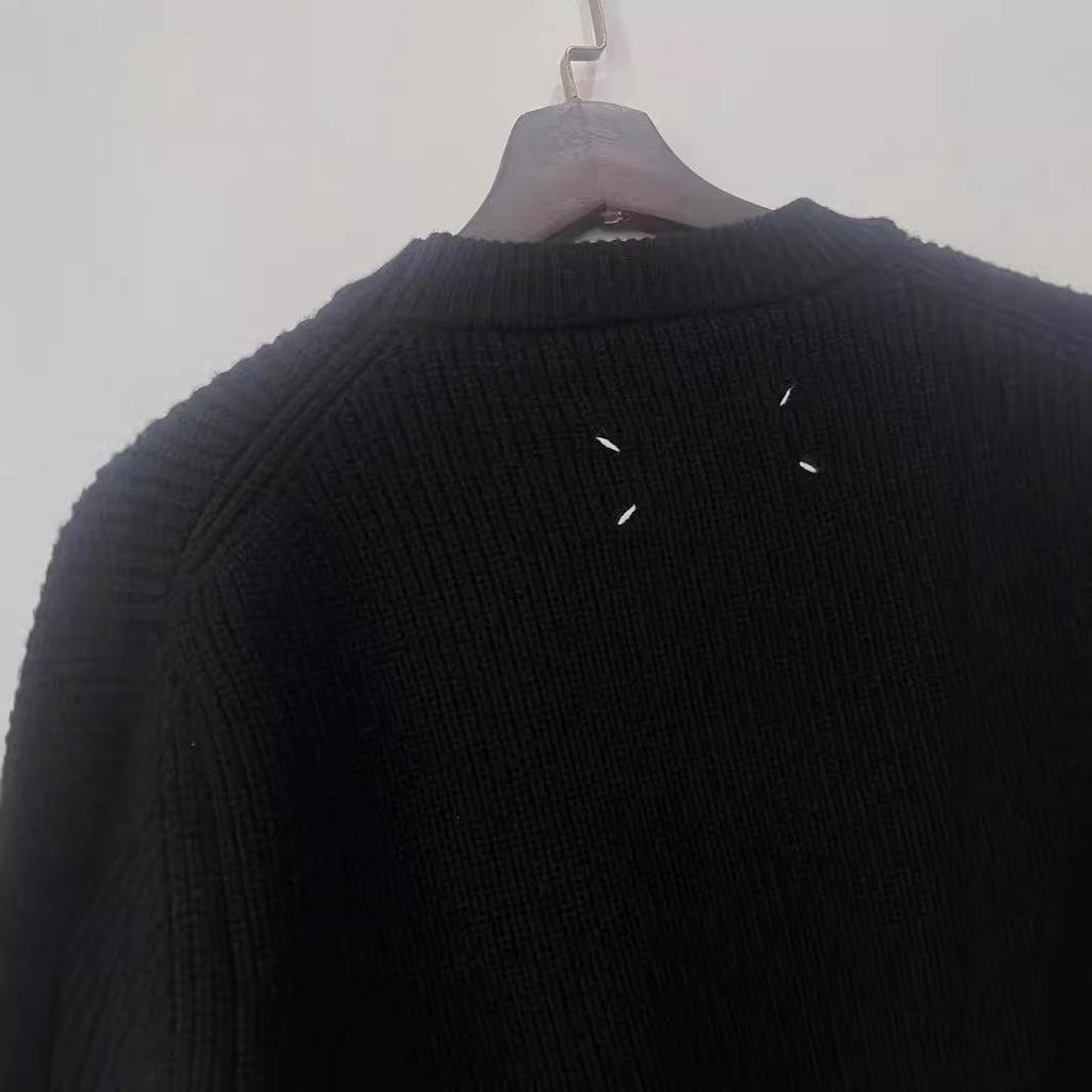 Ma Jia Four-Corner Pullover Sweater - Round Neck, Loose Fit, Long Sleeve
