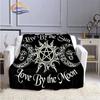 Pentacle & Moon flanellfilt, Skull Witchy Wicca Pagan Black and White Mystical Gothic Solfilt