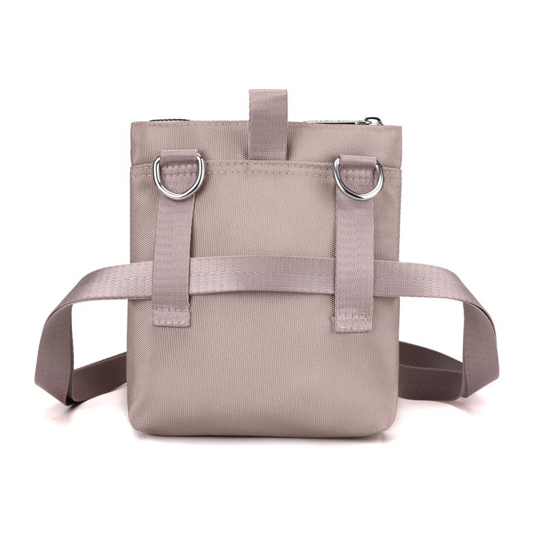 Bolso Cruzado Compacto de Nailon para Mujer – Diseño Ligero y Resistente al Agua con Placa Metálica con Logo y Múltiples Bolsillos, Ideal para el Uso Diario