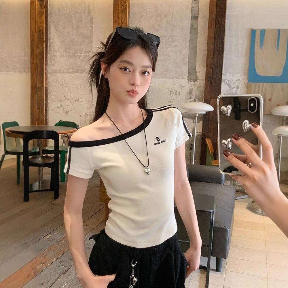 Women's Slim-Fit Spicy Girl One-Shoulder Letter Print Top, Short Sleeve, Fake Two-Piece, Perfect for Summer Commutes.