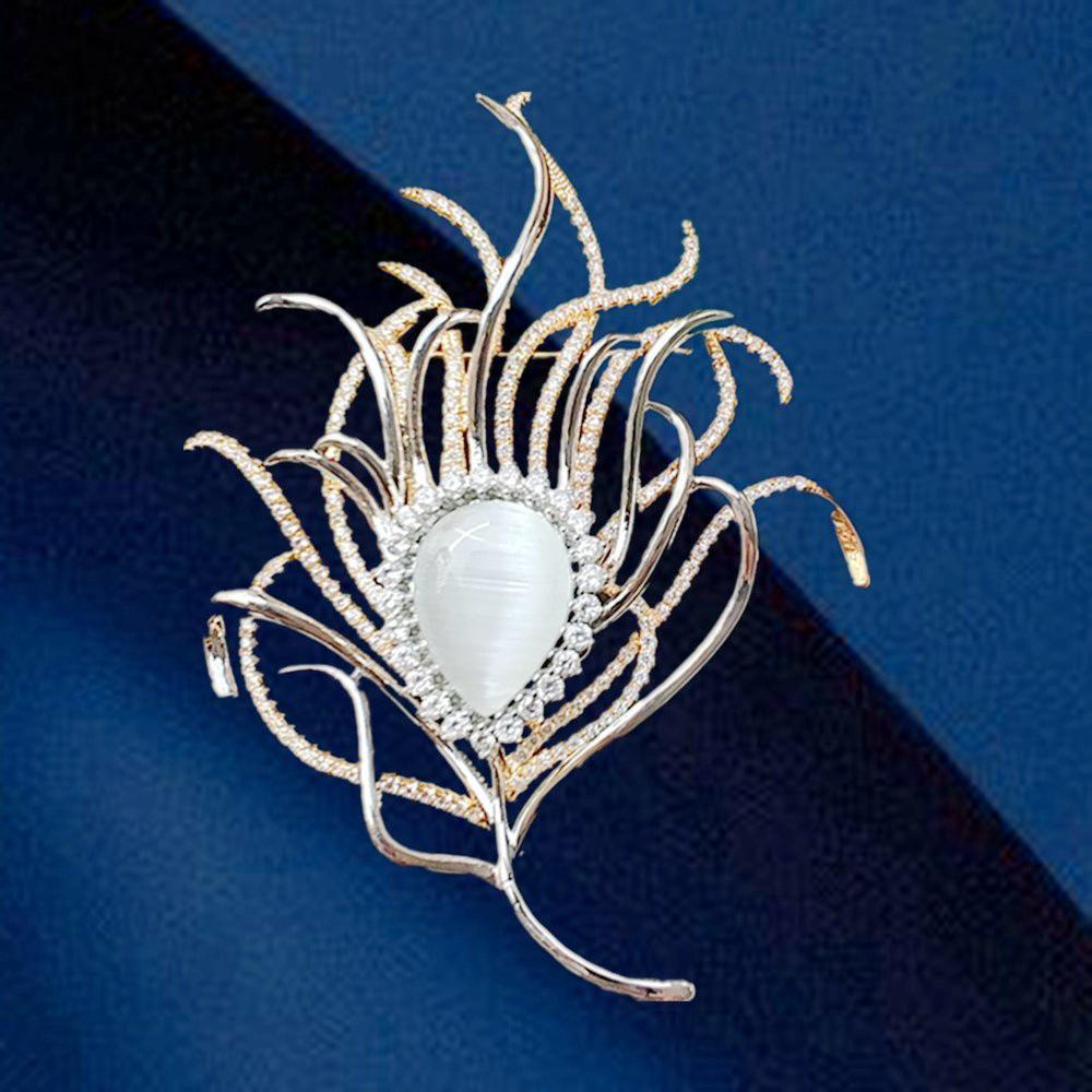 

Luxury Peacock Feather Brooch with Inlaid Zircon – Versatile High-End Clothing Pin