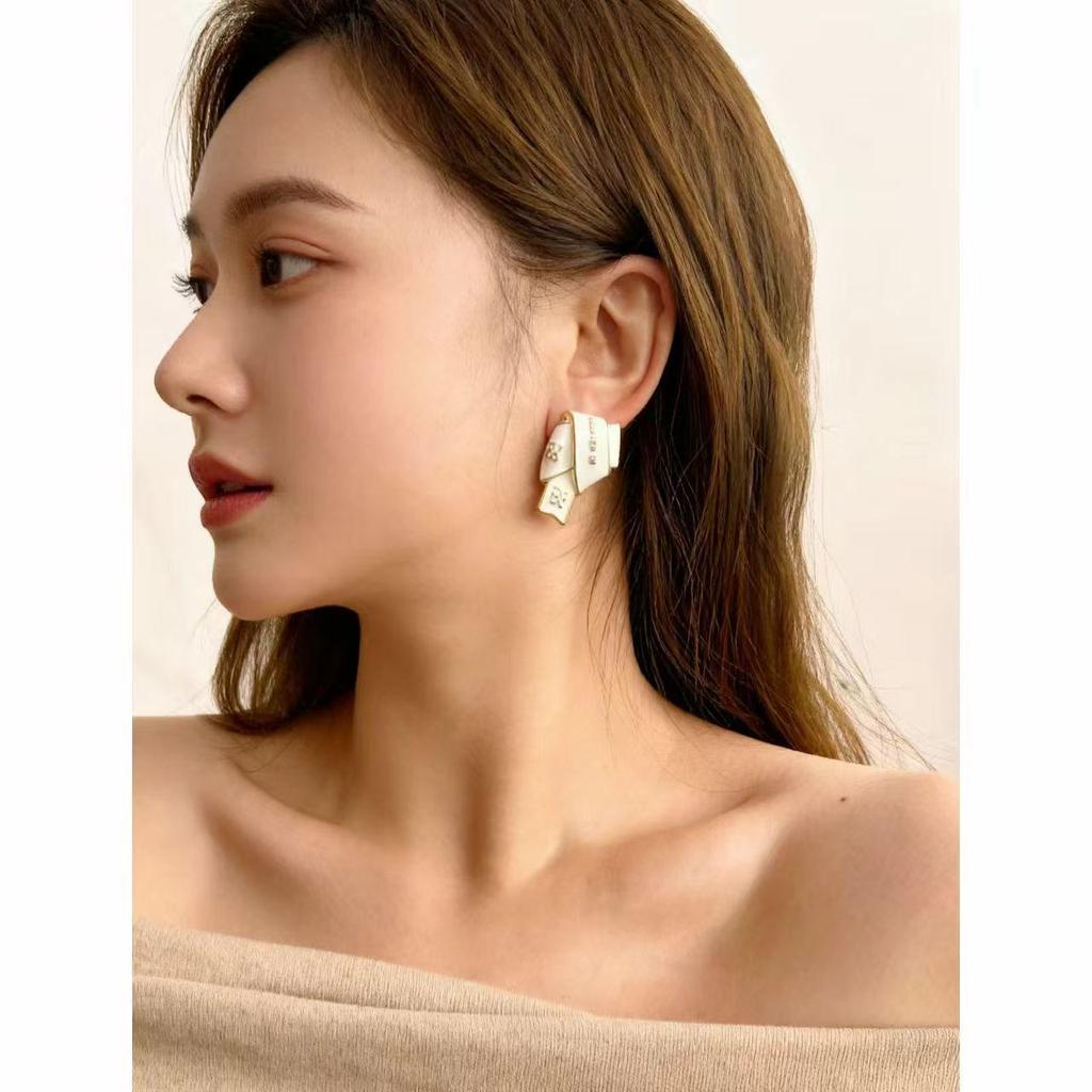 Black & Gold Enamel Twist Earrings: Versatile Luxury Studs for Autumn/Winter 2025