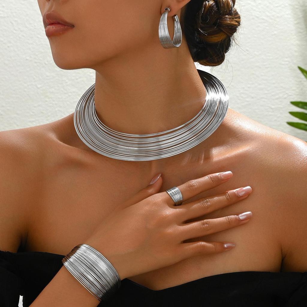 Ensemble de colliers européens et américains en métal statement à plusieurs couches en spirale pour femmes - Accessoire de mode quatre pièces