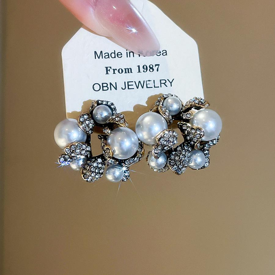 Silver Needle Vintage-Style Geometric Flower Pearl Earrings with Diamonds - Luxurious and Fashionable Ear Studs