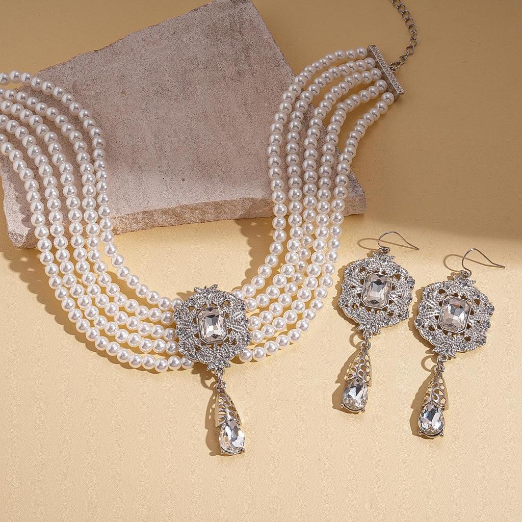 Geometric Round Flower Pearl Clavicle Necklace: Retro European & American Design