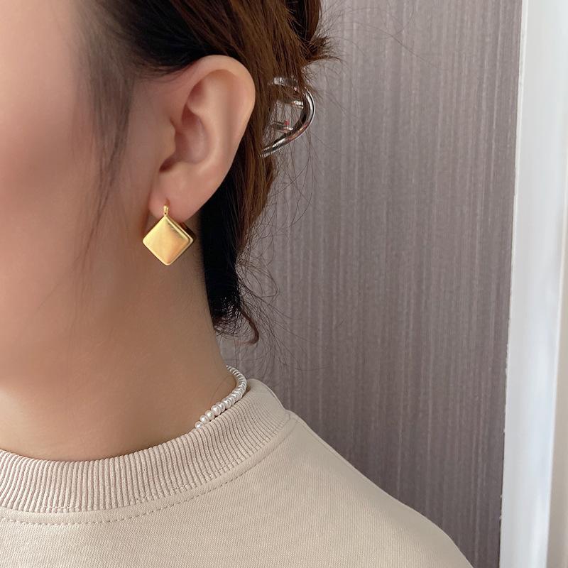

Real Gold Electroplated Heavy Industry Brushed Metal Earrings French Light Luxury and Simple Earrings Elegant Style Commuter Earrings for Women