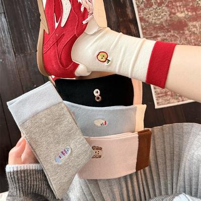 Color-Blocking Cartoon Bestickte Socken, Damen Mid-Calf Socken, Color-Blocking mit kleinen Tieren, Trendige und individualistische lange Socken aus reiner Baumwolle