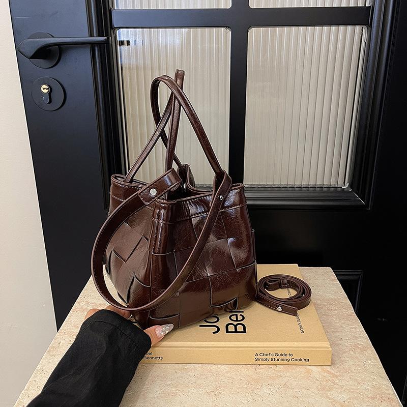 

Популярная в этом году сумка женская большая вместимость 2024 новая универсальная сумка через плечо популярная сумка-ведро с текстурой кофейный