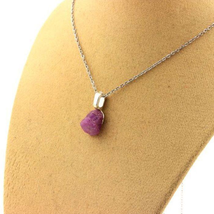 Pierres et Minéraux. Collier Rubis brut. 6.67 ct. Kiteto District, Manyara Region, Tanzanie.