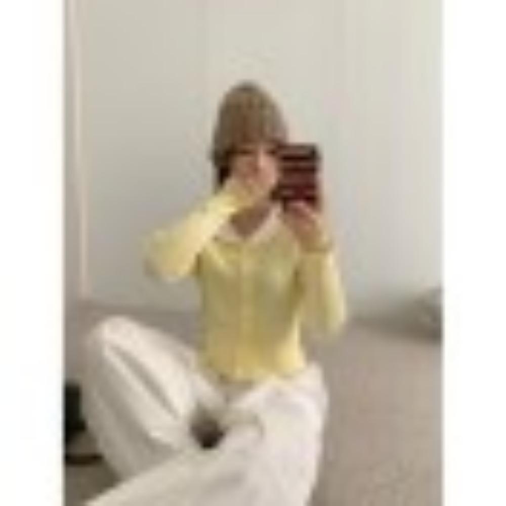 

Короткий мягкий и нежный базовый топ для женщин на начало осени с кукольным вырезом и вязаным узором «косы». one size жёлтый