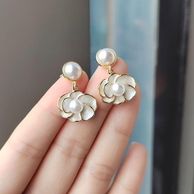 Pinkdudu Vintage Zinc Alloy Stud Earrings White Floral Cute Plastics Gold Plated Elegant Earrings PD2225