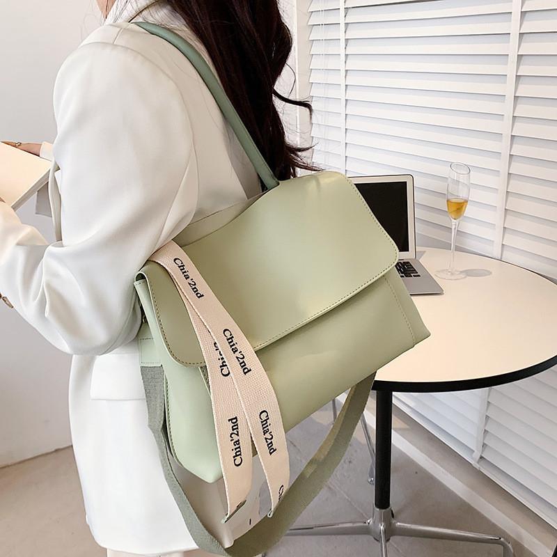 Fashionable Large Capacity Tote Bag With Top And Synthetic Leather Interior For Casual Outings