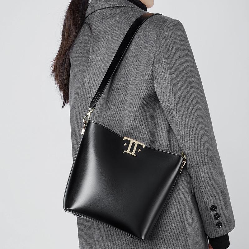 New high-end large-capacity commuter bucket bag female original niche leather underarm bag shoulder messenger bag