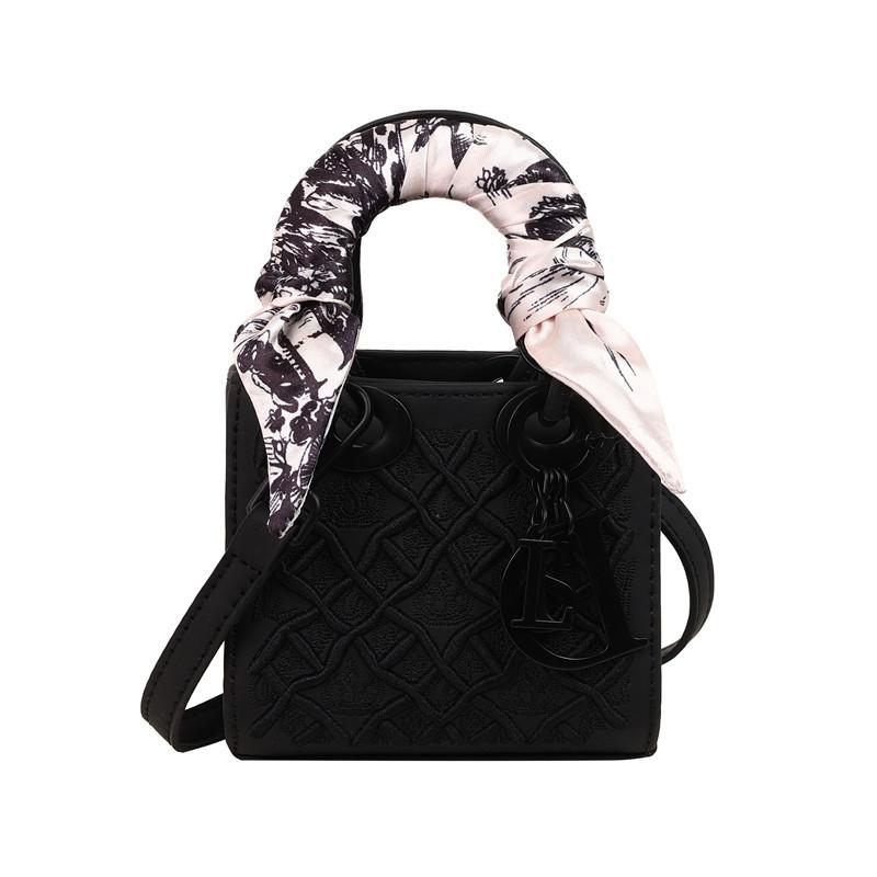 

New embroidered silk scarf letter solid color large capacity shoulder oblique span bag fashionable simple handbag Princess Diana bag чёрный