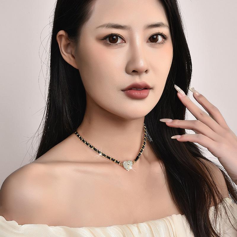 Light Luxury High-end Feeling Diamond Inlaid Magnetic Suction Love Necklace Personalized and Fashionable Women's Woven Collarbone Chain