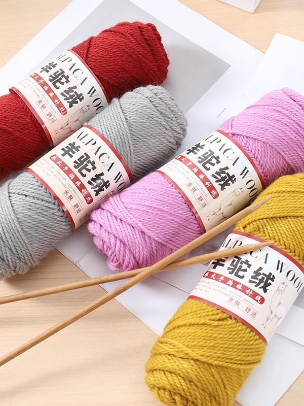 Mitteldickes Alpakawollgarn für DIY-Strickarbeiten - Perfekt für Pullover, Mäntel, Schals, Häkel- und Strickprojekte mit Nadeln.