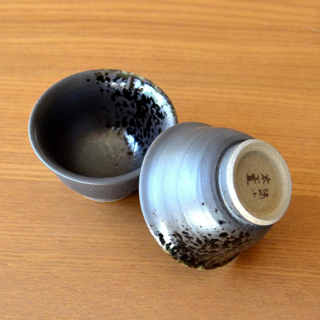 A stylish Arita ware sake set featuring a sake bottle and two sake perfect for retirement This set includes one sake bottle and two sake The Enka