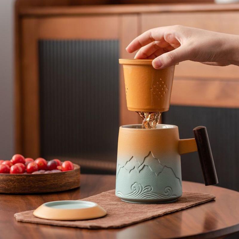 Handcrafted Ceramic Tea Mug with Infuser and Lid – 400ml Heat-Resistant Cup with Wooden Handle, Artistic Mountain Design