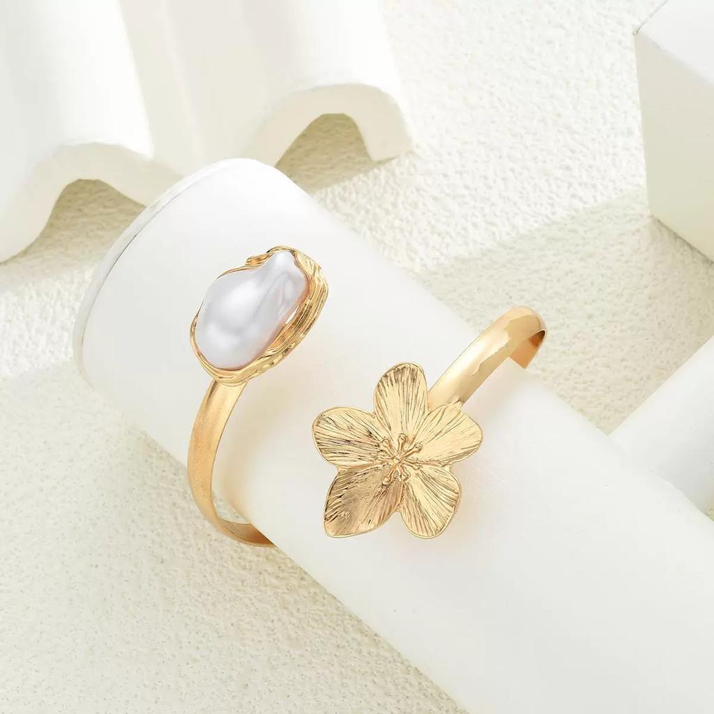 Modisches Goldfarbenes Metall-Blumen-Manschettenarmband für Damen Vintage Elegant Wasserdichte Armreifen Weibliche Hochzeitsfeier Accessoires