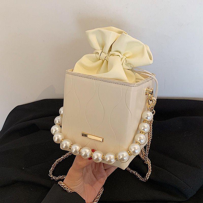 

Трендовая женская сумка-кроссбоди на жемчужной цепочке 2025 – Стильная, фактурная и универсальная для лета. белый