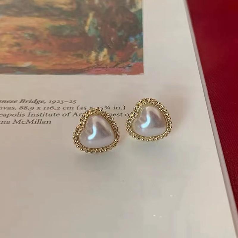 Korean Elegant Pearl Stud Earrings for Women: Versatile, High-Class Style Jewelry