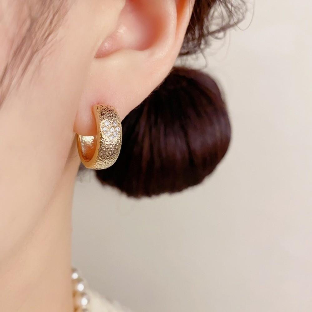 Luxury Metal Hoop Earrings Simple Design Exquisite Earrings Elegant Round Circle Earrings Women