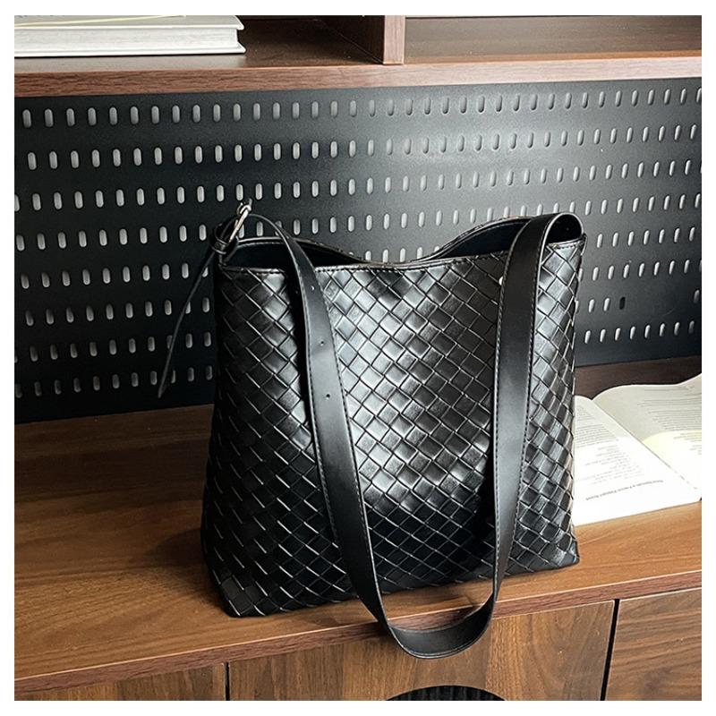 

Плетеная сумка женская большой вместимости новая осенне-зимняя повседневная на плечо сумка-мессенджер популярная сумка-ведро чёрный