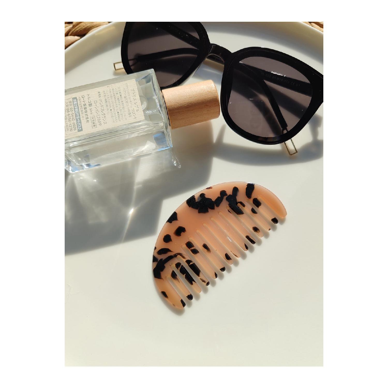 

Accessory Marble -looking Bone Comb 9 Cm чистий