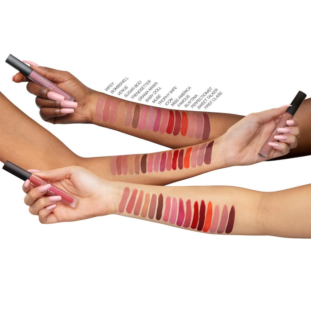 Huda Beauty Liquid Matte Ultra Comfort Transfer Proof Lippenstift 0,14 Unzen 4,2 ml Miss America Universal Rot