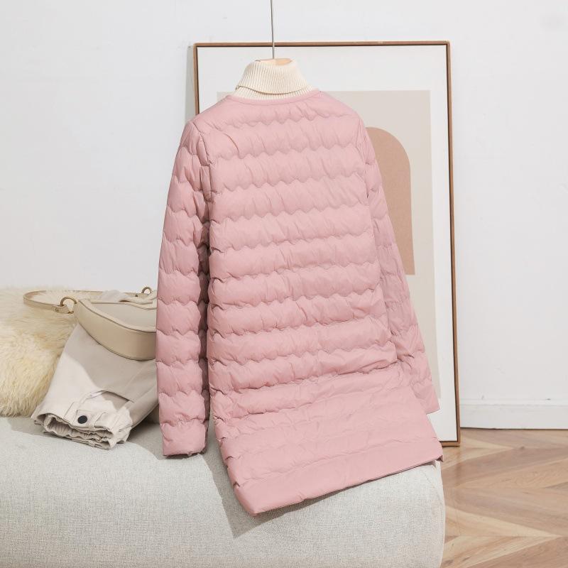 Herbst und Winter wellenförmiges Muttermodell neue leichte und dünne mittellange und lange Rundhals-Daunenjacke lockere und dünne Kragenlose Jacke