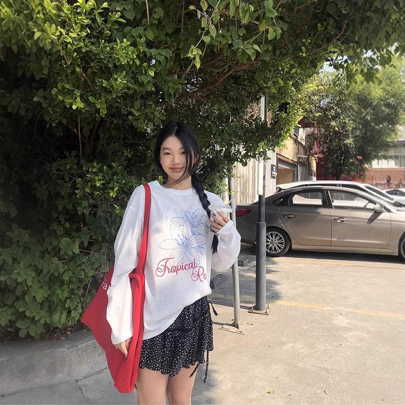 Women's Casual Long Sleeve Crew Neck Printed T-Shirt - Slimming, Sun Protection, Loose Fit, White Summer Cover-up.