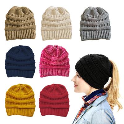 Damen Pferdeschwanz Mütze Winter Warme Strickmütze mit Pferdeschwanzloch Weiche Stretch Zopfmuster Messy High Bun Mütze